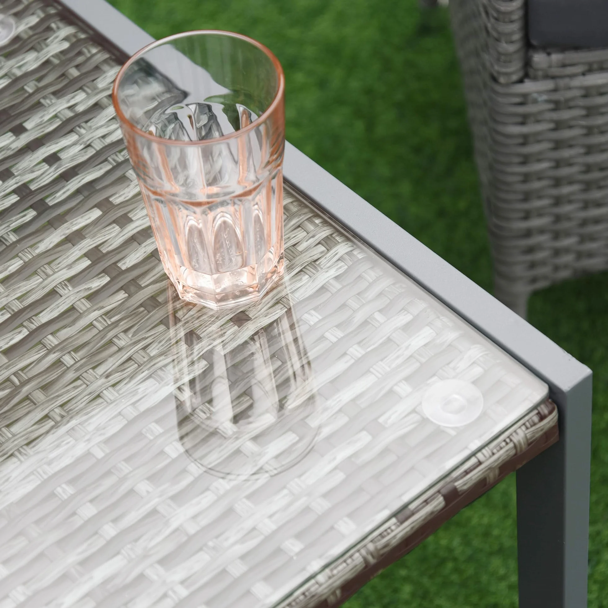 Outsunny Tavolino da Caffè da Giardino Piano in Vetro Temperato in Rattan Alluminio 50 x 49,5 x 50 cm