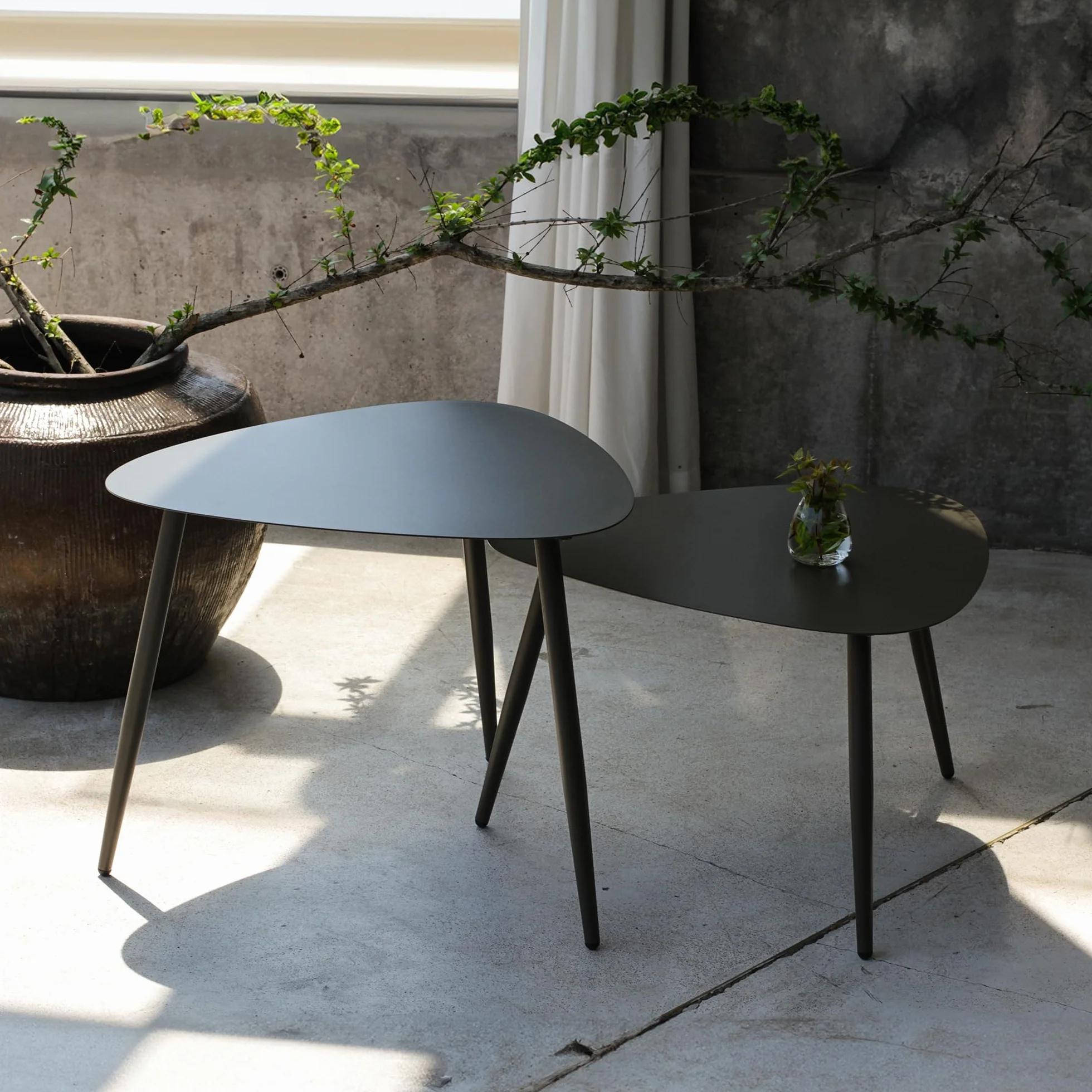 casa.pro Set di 2 Tavolini da Esterno in Acciaio Altezze Diverse Piano Triangolare Curvo con 3 Gambe Ideali per Terrazze Balconi e Giardini Coperti – Grigio Antracite