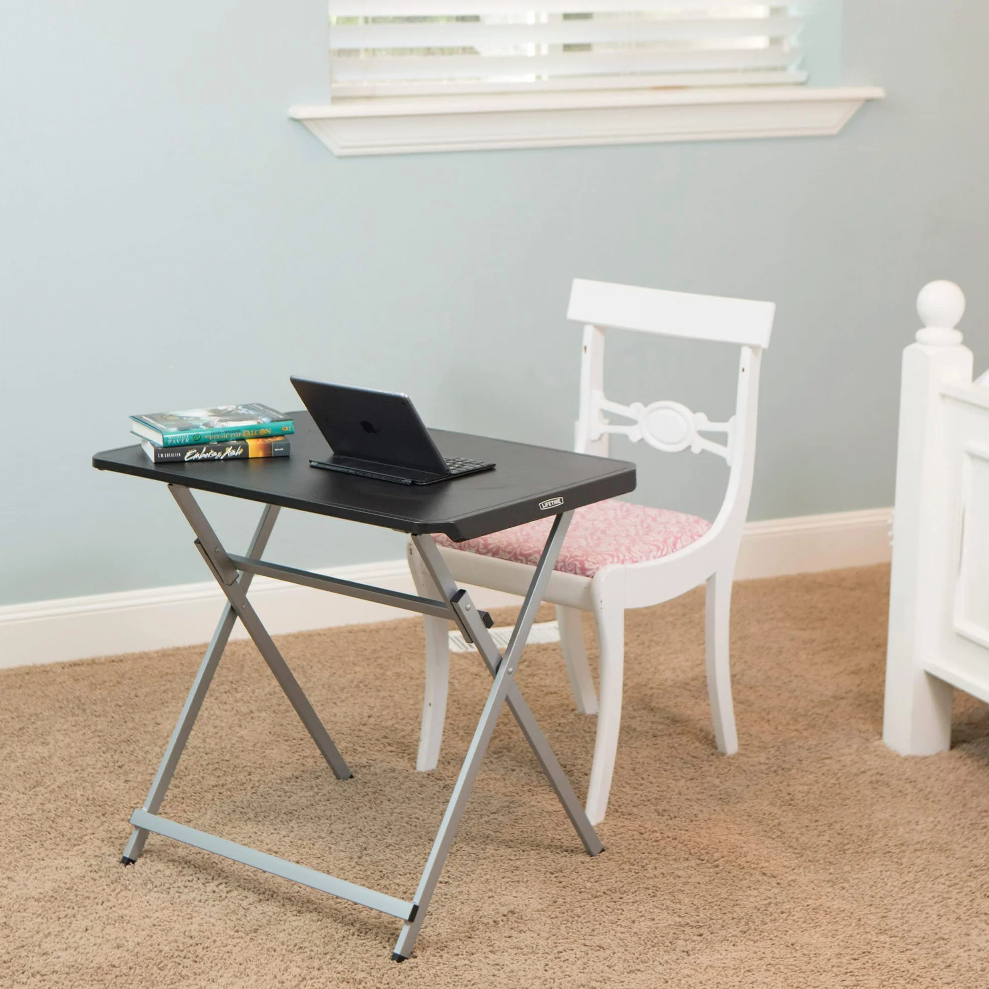 Lifetime 92210 - Tavolino pieghevole nero | Il tavolo pieghevole portatile misura 75x50,5, altezza 66 cm | Include maniglia per un facile trasporto | Facile da riporre | Forte e leggero