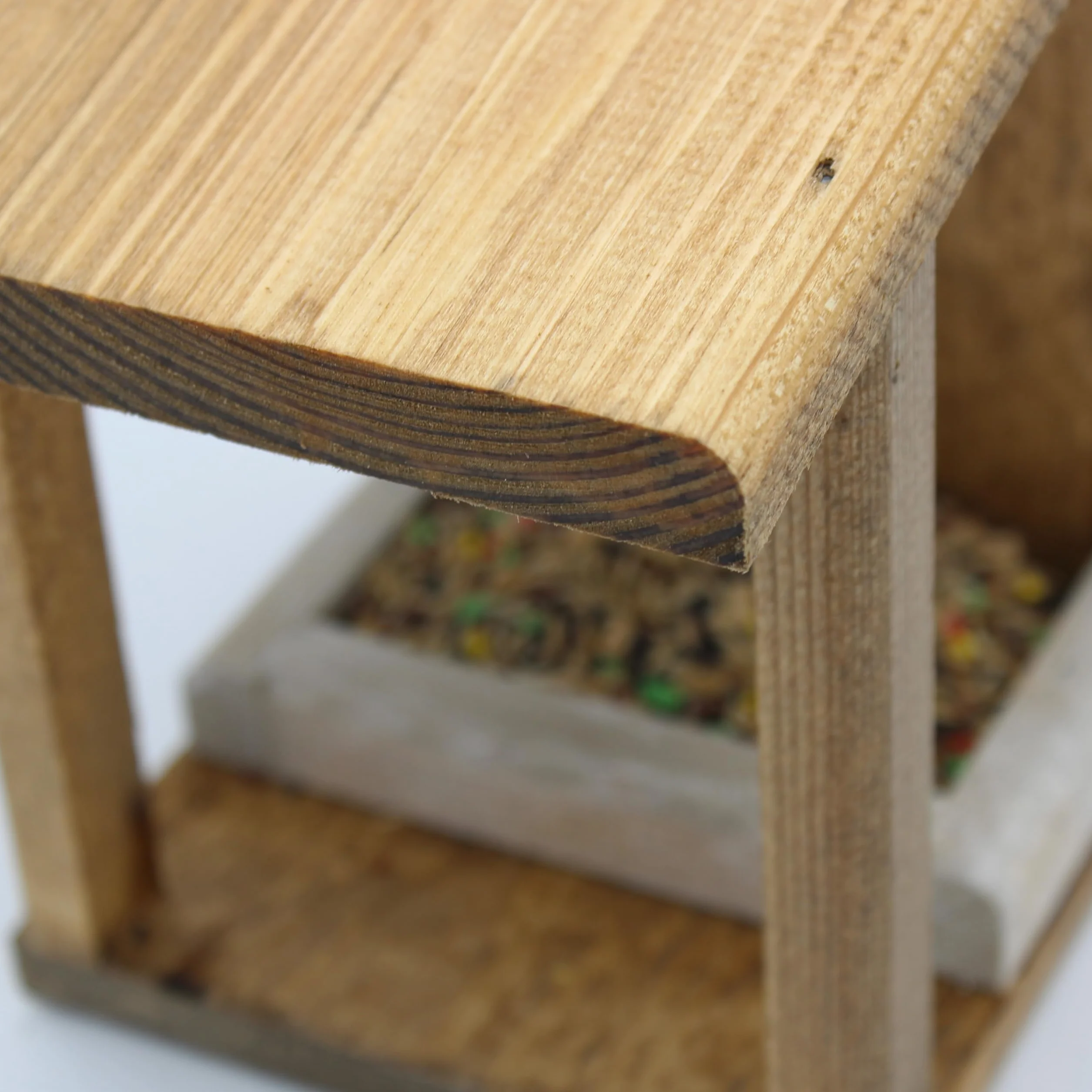Mangiatoia per Uccelli in Legno Naturale da Giardino con Trattamento Anti-Umidità e Semi Inclusi