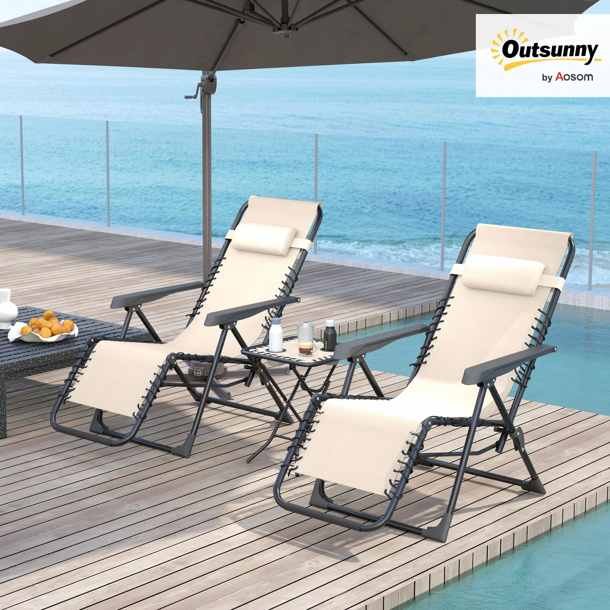 Outsunny Set di 2 Sedie Sdraio da Giardino Zero Gravity e Tavolino con Portabicchieri, Set Sedie Pieghevoli con Poggiatesta e Tessuto Traspirante, Schienale Regolabile a 5 livelli, Beige