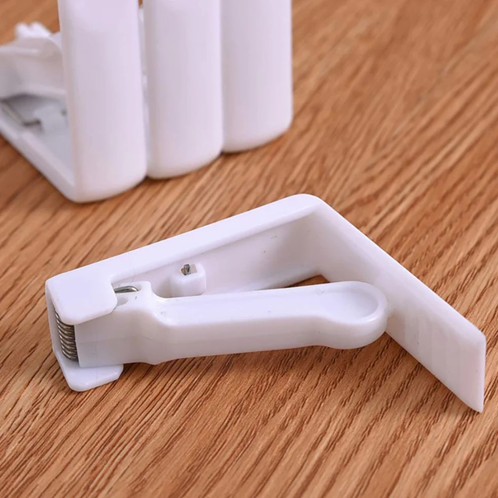 4 mollette per tovaglia, clip in plastica bianca, morsetto alto regolabile, spessore tavolo max circa 4,5 cm, fermaglio per tovaglia per giardino, picnic, feste, cucina e ristorante. 5,8 x 5,8 x 1,5