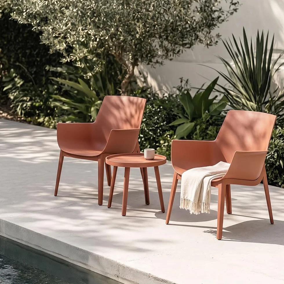 SIEDITI FUORI E DENTRO Set di 2 poltrone con tavolino basso da giardino esterno in polipropilene rinforzato con fibra di vetro, per piscina, poltroncine per balcone - Betty (Terracotta)