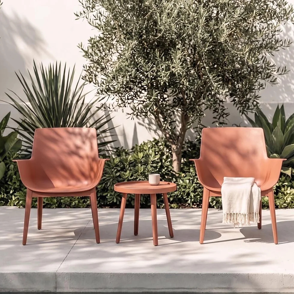 SIEDITI FUORI E DENTRO Set di 2 poltrone con tavolino basso da giardino esterno in polipropilene rinforzato con fibra di vetro, per piscina, poltroncine per balcone - Betty (Terracotta)