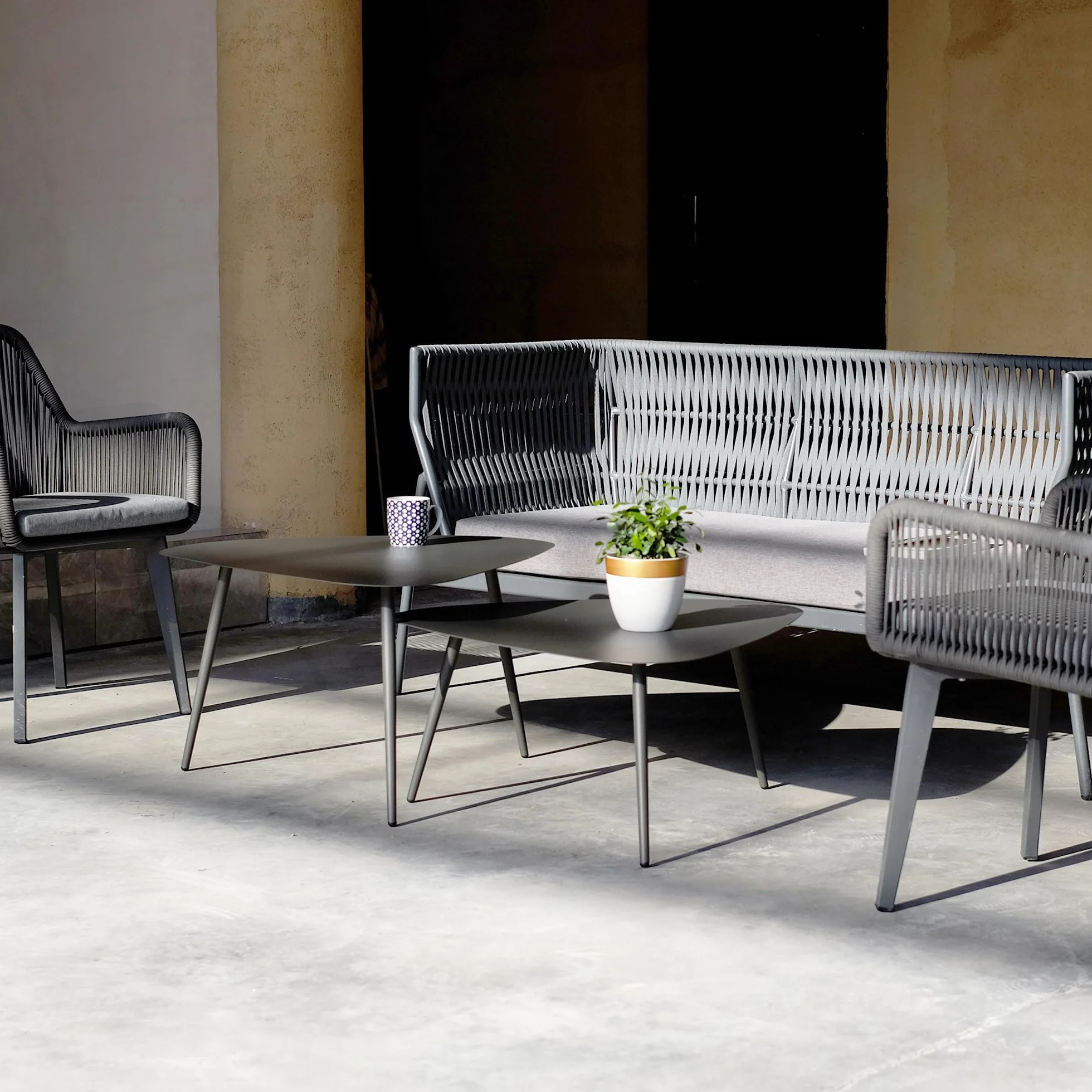 casa.pro Set di 2 Tavolini da Esterno in Acciaio Altezze Diverse Piano Triangolare Curvo con 3 Gambe Ideali per Terrazze Balconi e Giardini Coperti – Grigio Antracite