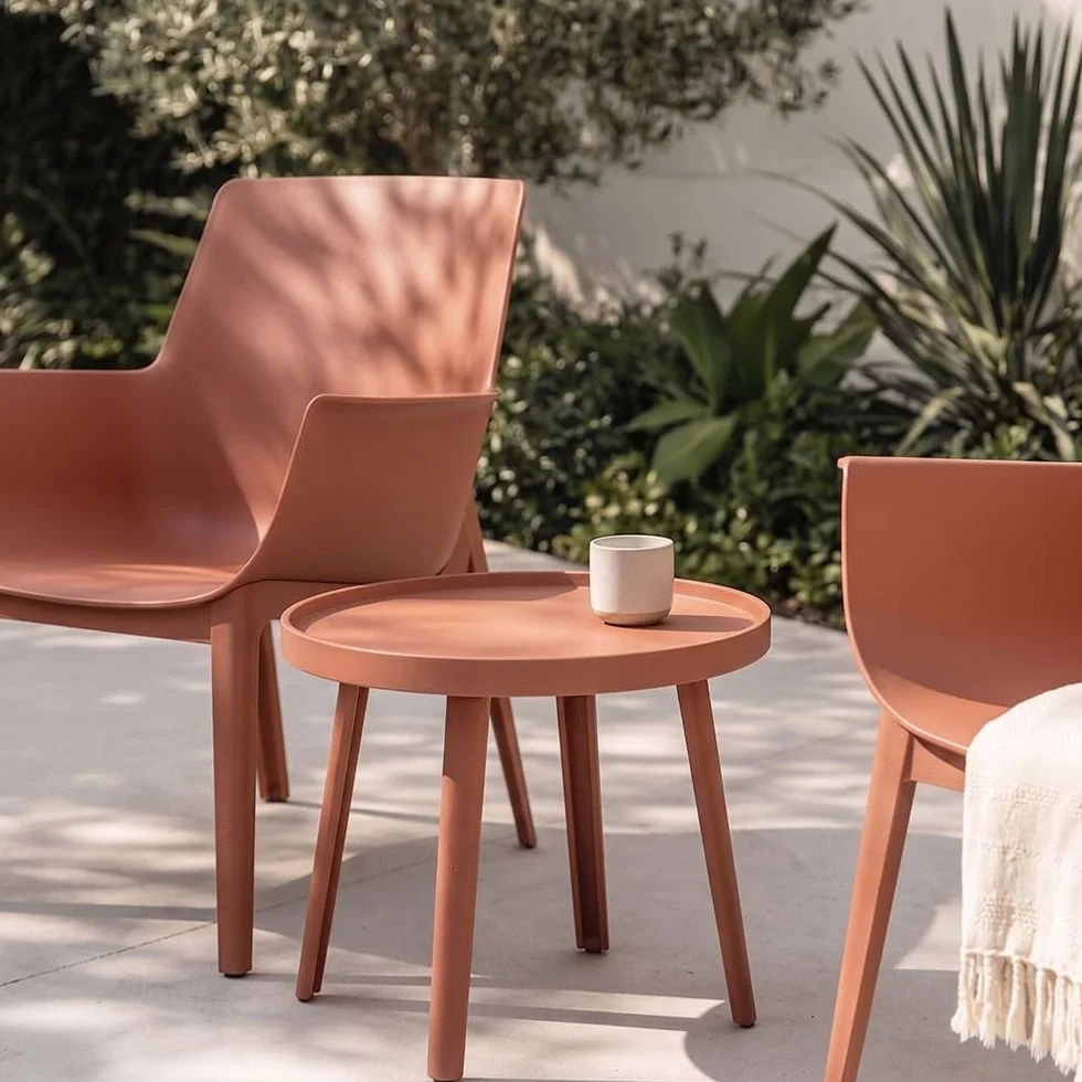 SIEDITI FUORI E DENTRO Set di 2 poltrone con tavolino basso da giardino esterno in polipropilene rinforzato con fibra di vetro, per piscina, poltroncine per balcone - Betty (Terracotta)