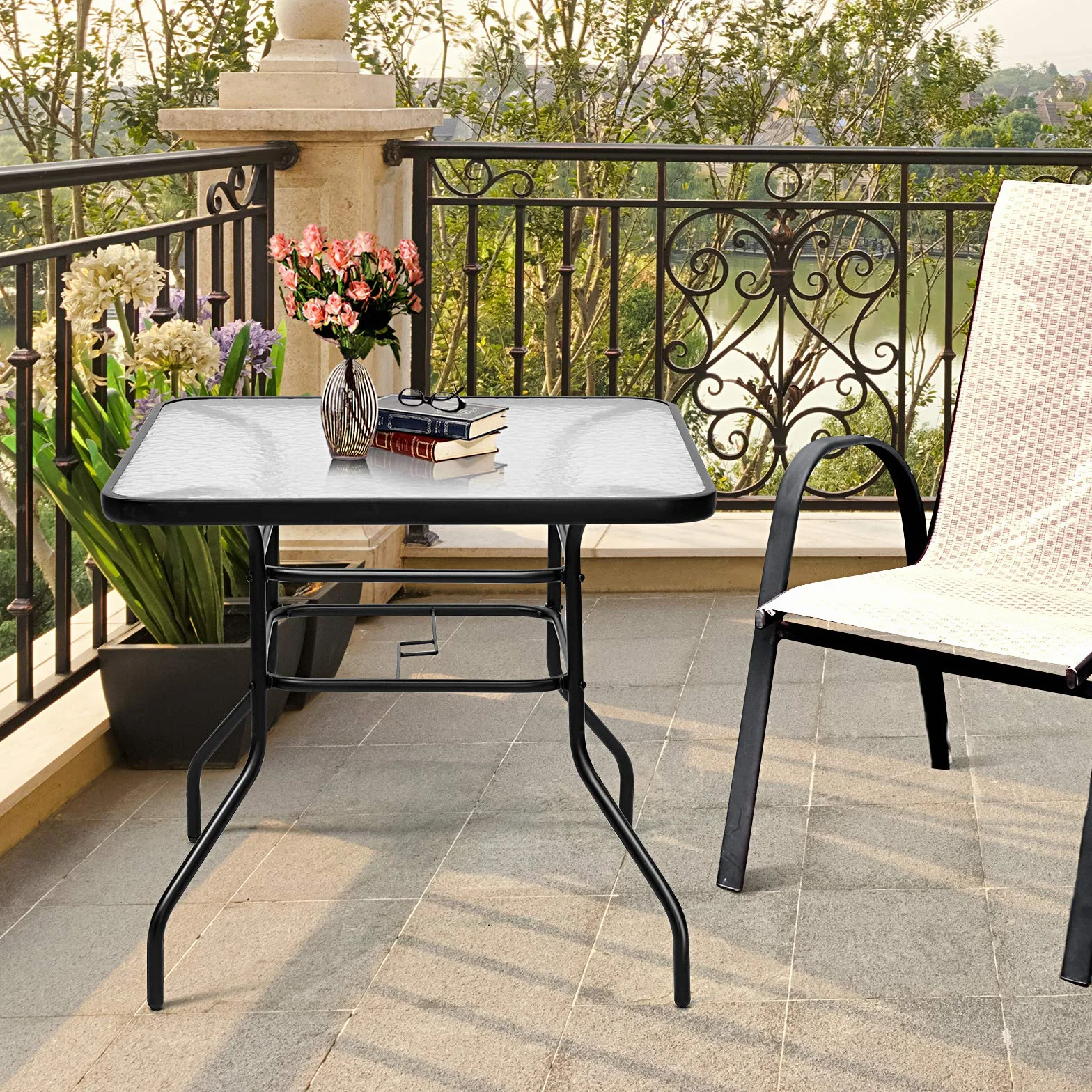 KOMFOTTEU Tavolino Quadrato da Giardino con Foro per Ombrellone, Tavolo da Bistrot con Piano in Vetro e Telaio in Metallo, Tavolo da Caffé Portata fino a 80 kg, per Balcone, Terrazza, Giardino, Nero