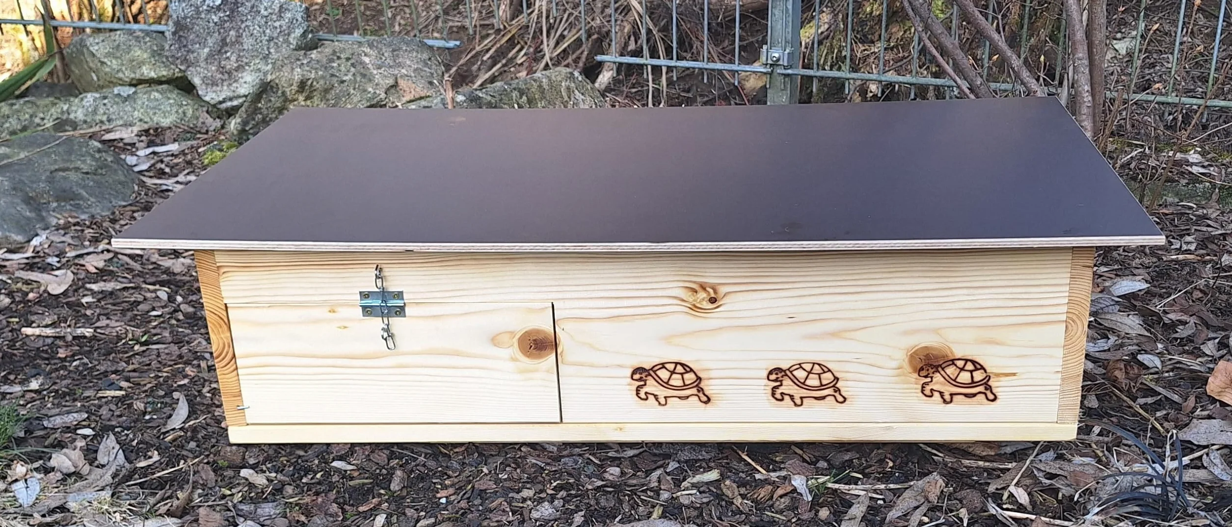 Casetta per tartarughe di alta qualità (SH9) in legno massiccio da 20 mm, resistente alle intemperie, con fondo e porta, con ventilazione regolabile, resistente alle intemperie