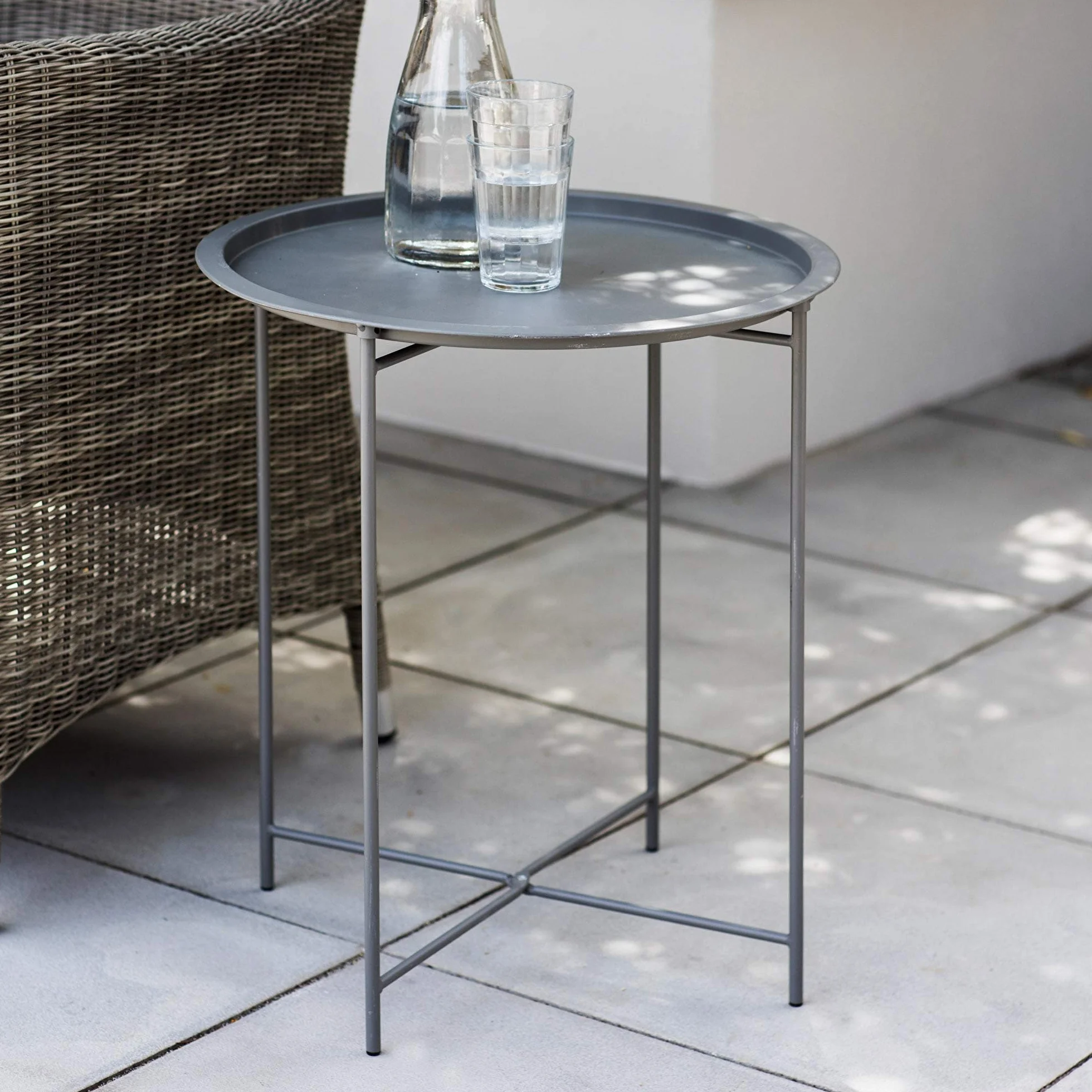 CKB LTD tavolino rotondo pieghevole da esterni e interni con vassoio rimovibile, in acciaio verniciato a polvere, singolo tavolo da giardino, per arredamento, colore grigio antracite