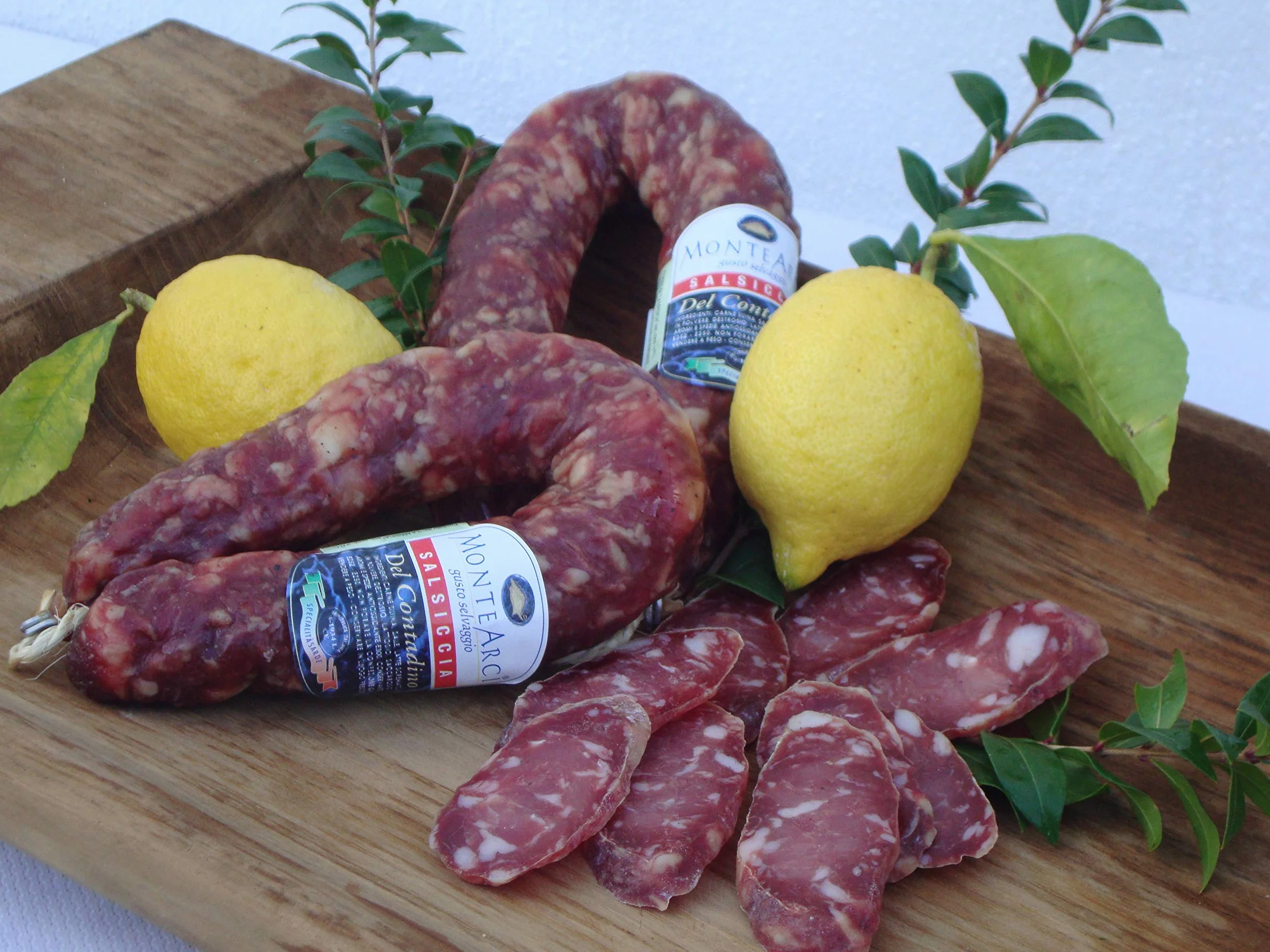 4 x 400 gr - Salsiccia del contadino. Salsiccia sarda - Salumificio Monte Arci. Circa metà del secolo scorso, ai piedi del Monte Arci, nacque un salumificio che decise di rendere noti i sapori