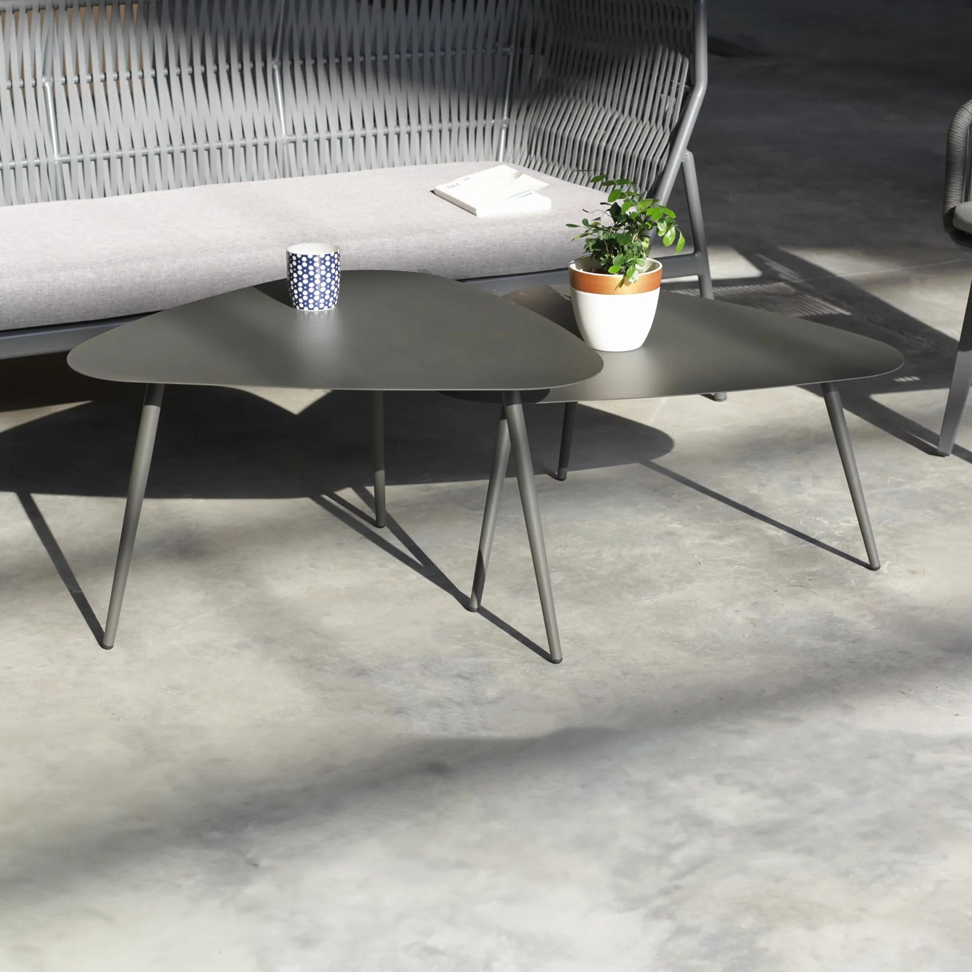 casa.pro Set di 2 Tavolini da Esterno in Acciaio Altezze Diverse Piano Triangolare Curvo con 3 Gambe Ideali per Terrazze Balconi e Giardini Coperti – Grigio Antracite