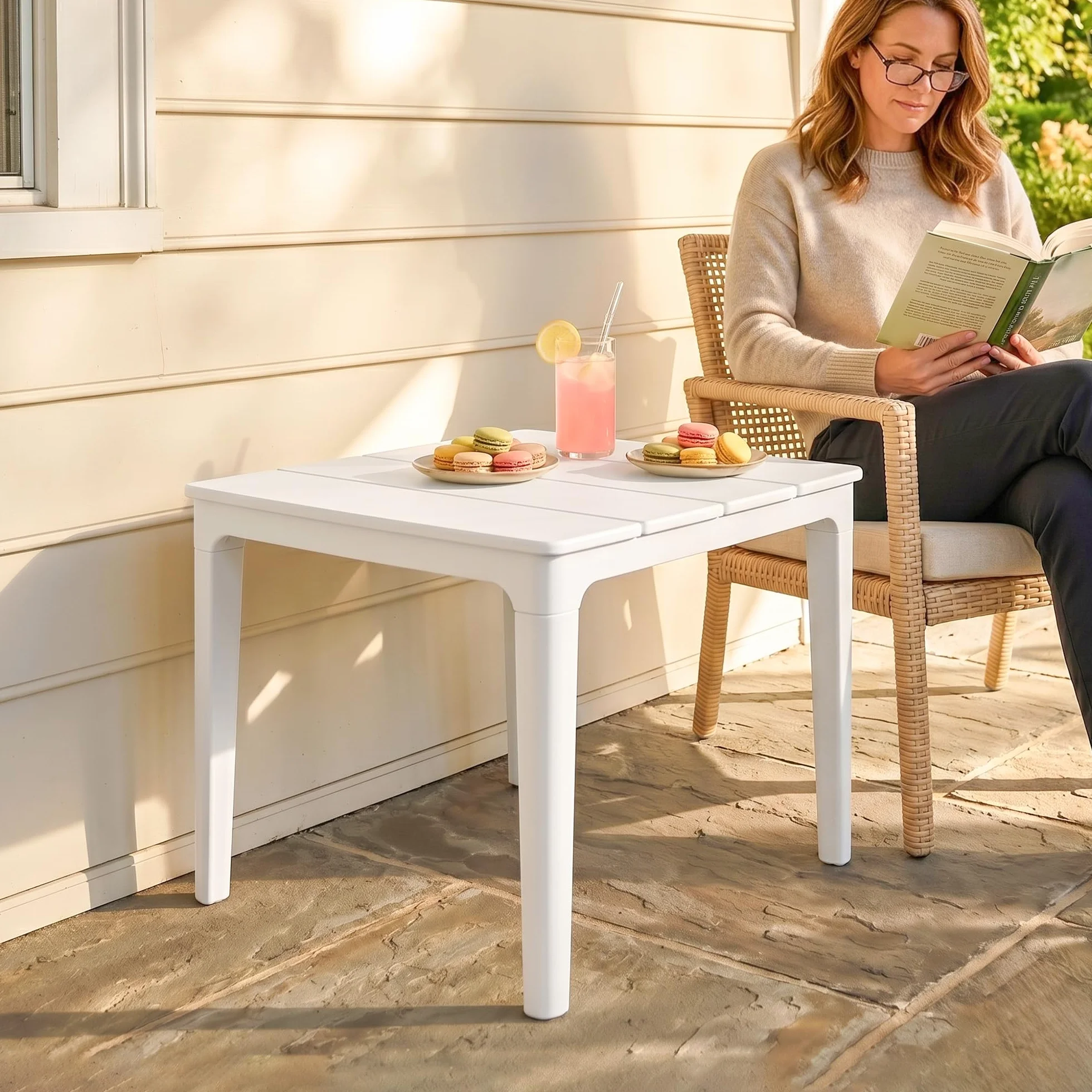 Outsunny Tavolo da Caffè da Esterno con Gambe Cilindriche, Tavolino da Giardino Rettangolare in Plastica PP, Stile Moderno, per Giardino, Balcone, Terrazzo, 53x70x39 cm, Crema