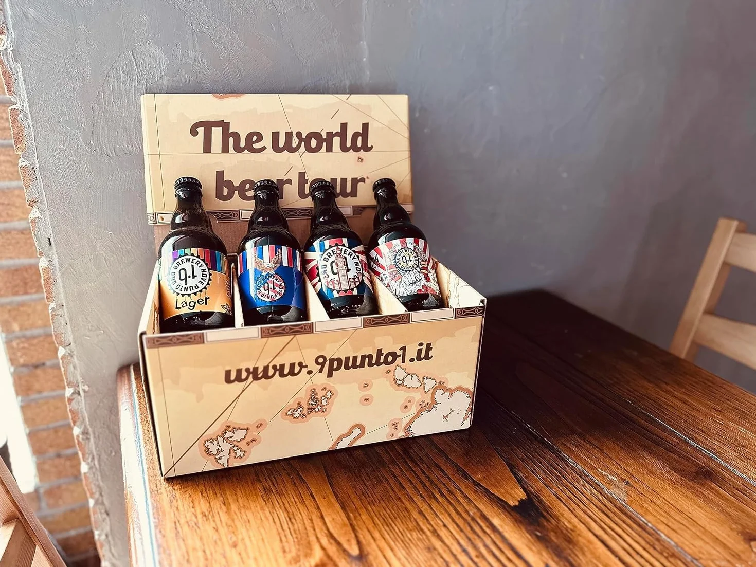 BOX DEGUSTAZIONE GIRO DEL MONDO IN 8 BIRRE - 8 bottiglie di birra artigianale Italiana da 33 cl FORMATO da 8 differenti stili di birra, 1 bottiglia per ogni stile.