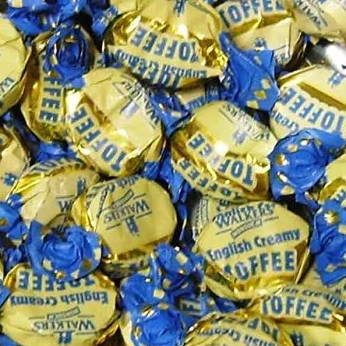 Kidzbuzz Walkers English Creamy Toffees 1 Kg Delizioso Gustoso e Twisty Treat Cestino Regalo per Compleanno, Natale Venduto da Kidzbuzz