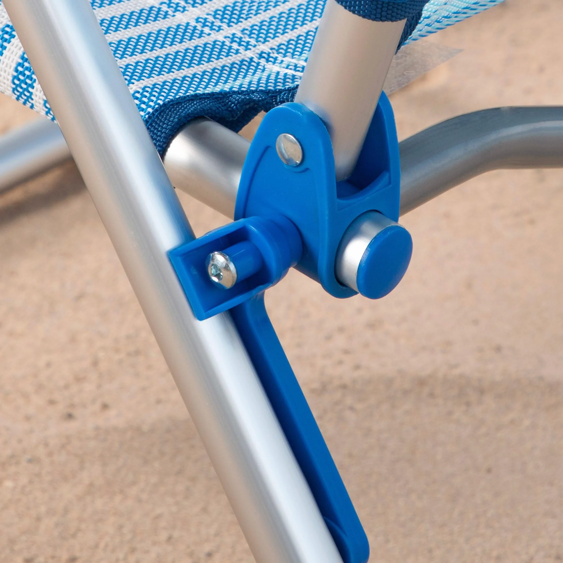 AKTIVE Confezione da 2 sedie da spiaggia pieghevoli e reclinabili, blu a righe, 48 x 60 x 90 cm, 5 posizioni, cuscino imbottito, maniglia a spalla, braccioli ergonomici, fermaporta ribaltabile